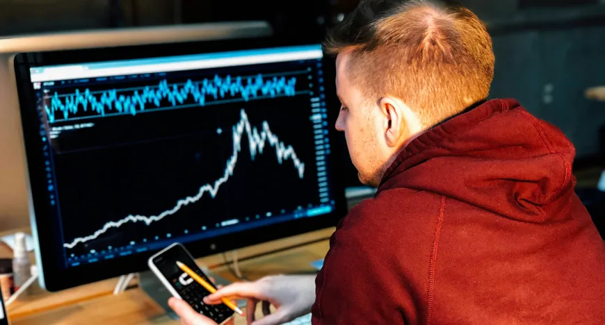 Bitcoin, ether и solana корректируются на фоне ожиданий соглашения по Ирану
