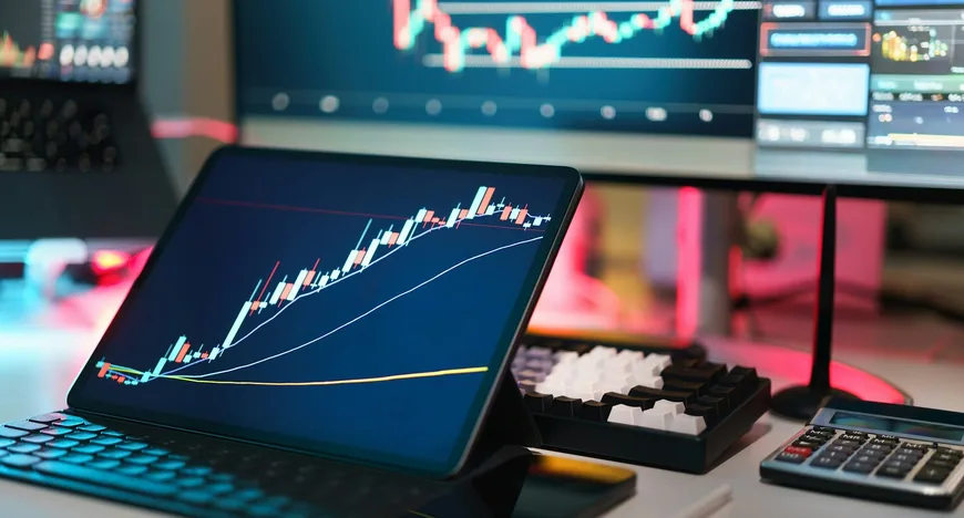 Біткоїн консолідується біля $64 000 на тлі відтоку коштів з ETF