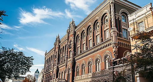 НБУ три тижні поспіль продає на міжбанку понад $1 млрд