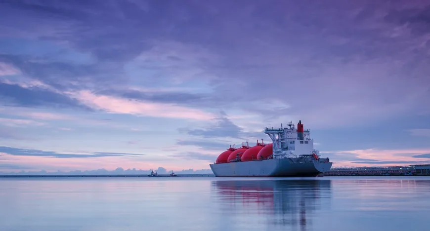 ADNOC продолжает экспорт LNG из-за рисков в Ормузском проливе