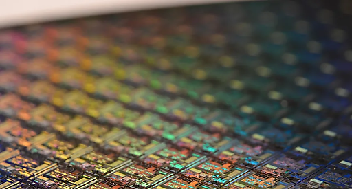 Infineon повышает годовой прогноз благодаря спросу на AI чипы