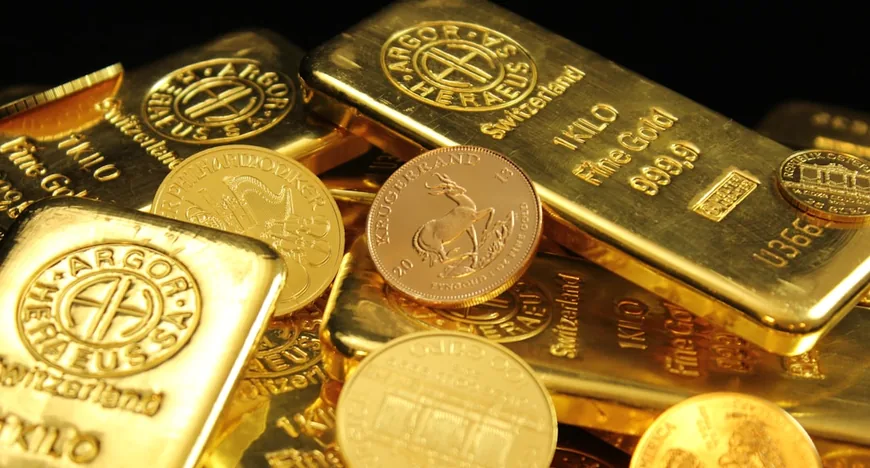 Цена золота растет до $4,400 на фоне напряженности