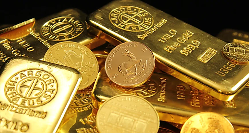 Цена золота растет до $4,400 на фоне напряженности