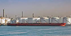 Затраты на фрахт создают избыток нефти в Америке