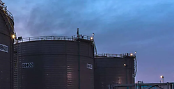 Китай збільшує імпорт нафти та запаси